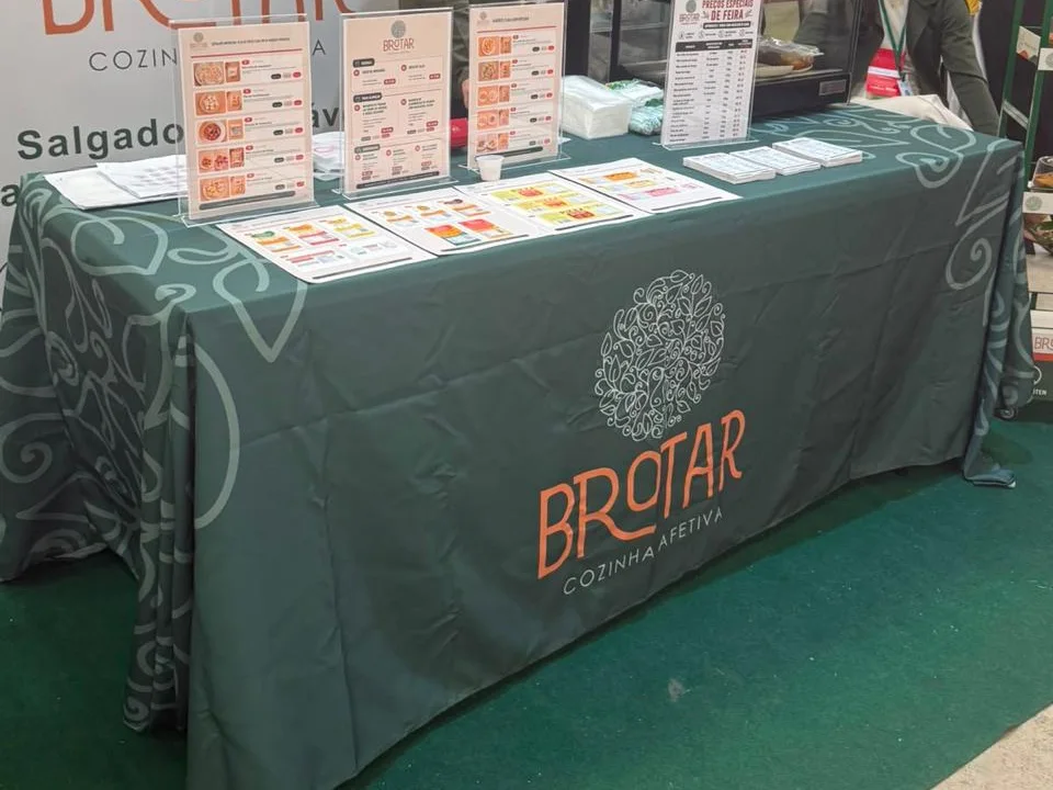 Toalha de mesa personalizada Brotar Cozinha Afetiva em stand de feira