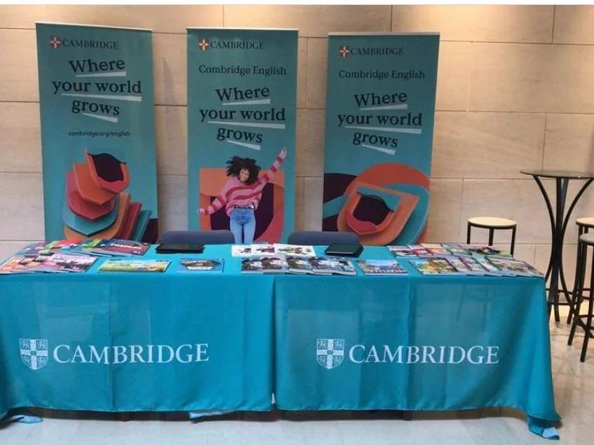 Toalha de mesa personalizada Cambridge em stand