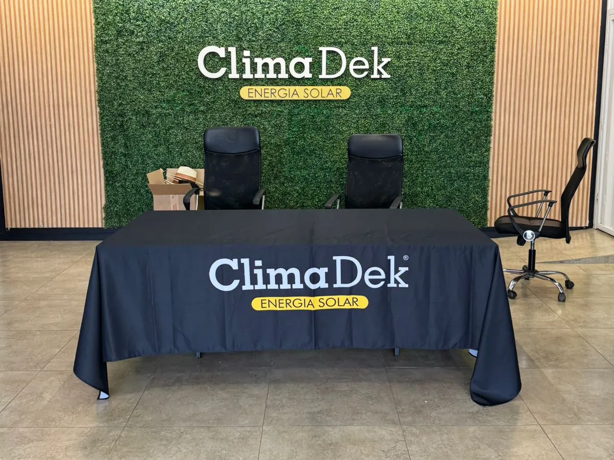Toalha de mesa personalizada ClimaDek Energia Solar em escritório