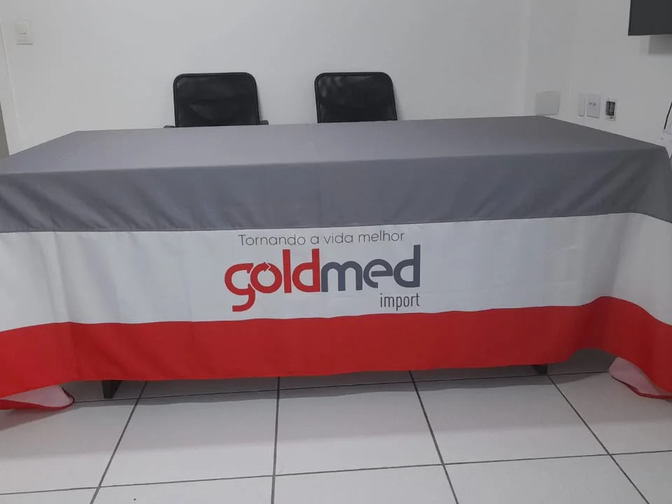Toalha de mesa personalizada Goldmed Import em escritório