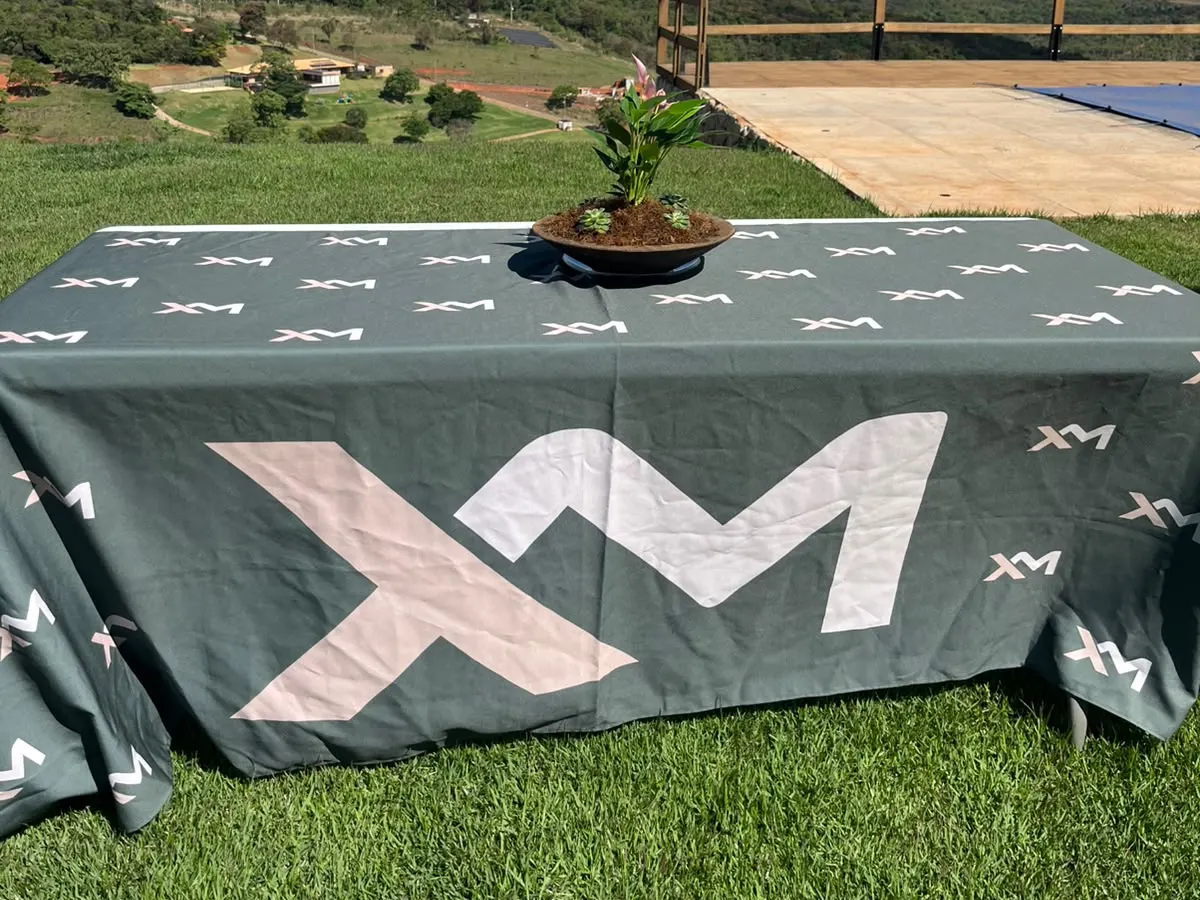 Toalha de mesa personalizada XM em evento ao ar livre